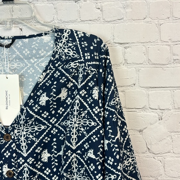 BloomChic Blue & White Print V Neck Button Front Lantern Sleeve Top Plus… - Picture 3 of 7
